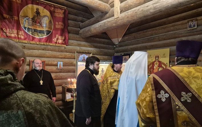 Вятские священники привезли в зону СВО часовню из Советска