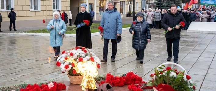 В Кирове возложили цветы в память о Неизвестном солдате