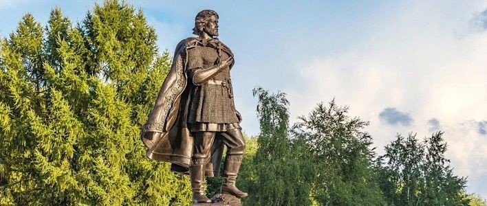 Скульптуру Александра Невского установили на постамент