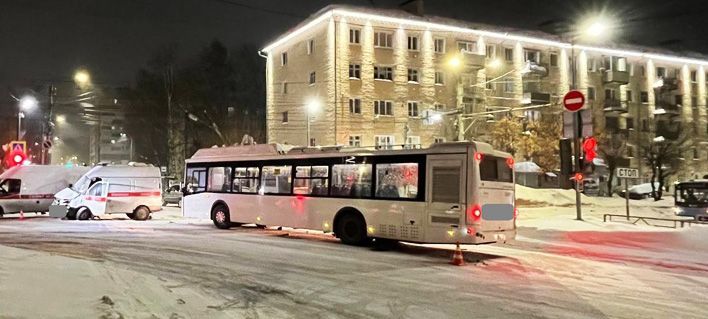 В Кирове машина скорой помощи столкнулась с автобусом