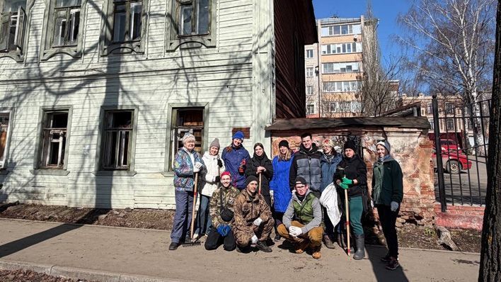 Волонтеры «Том Сойер Фест» прибрались у флигеля Куклина и у дома тысячи сердец