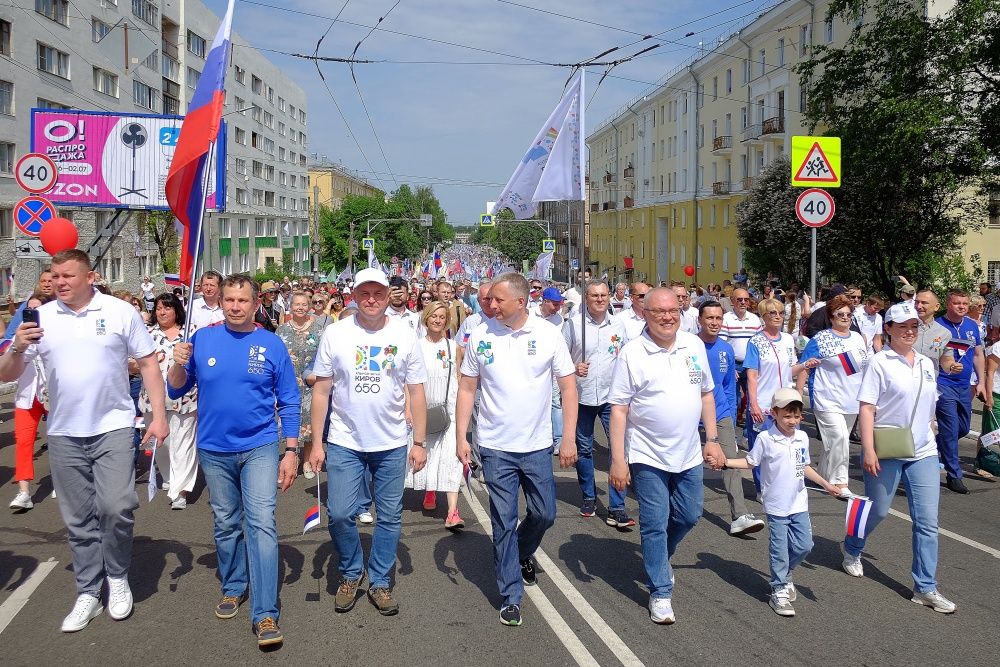 Кировчане приняли участие в шествии трудовых коллективов