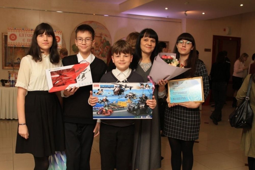 Жить в семье.