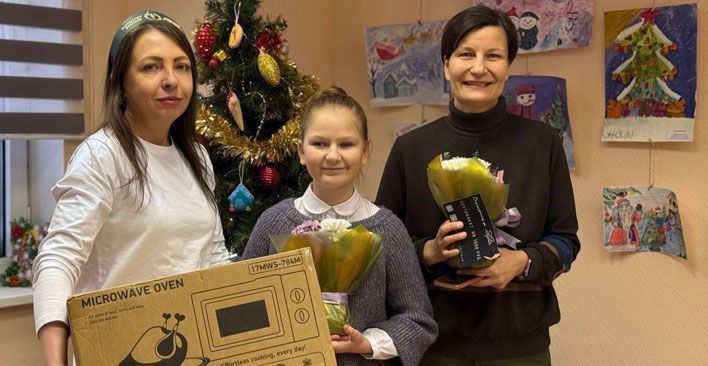 Член Общественной палаты Анастасия Борцова подарила кировчанке микроволновку