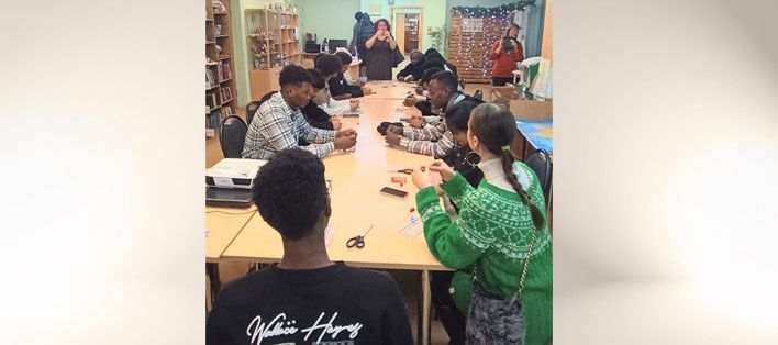 В Кирове студенты из Судана и Конго сделали куклу Масленку