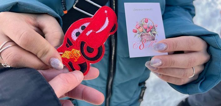 Сотрудники ГАИ подарили кировчанкам шарики и напомнили о безопасности на дорогах