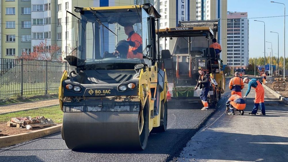 В микрорайоне Чистые пруды на новой улице укладывают верхний слой асфальта