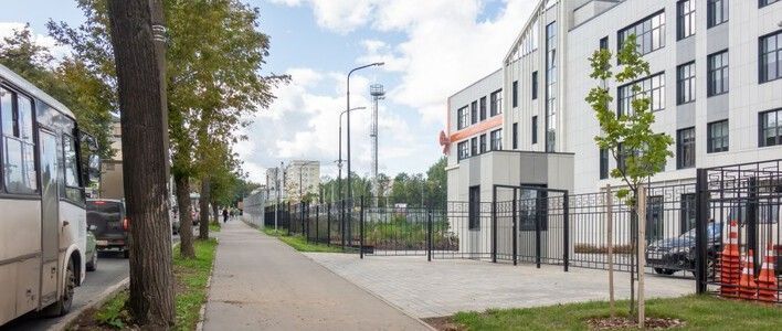 В Кирове завершается благоустройство территории вокруг новой школы в слободе Шевели