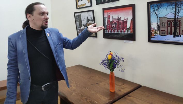 Весенний вернисаж: в библиотеке Грина проходит выставка картин Максима Наумова