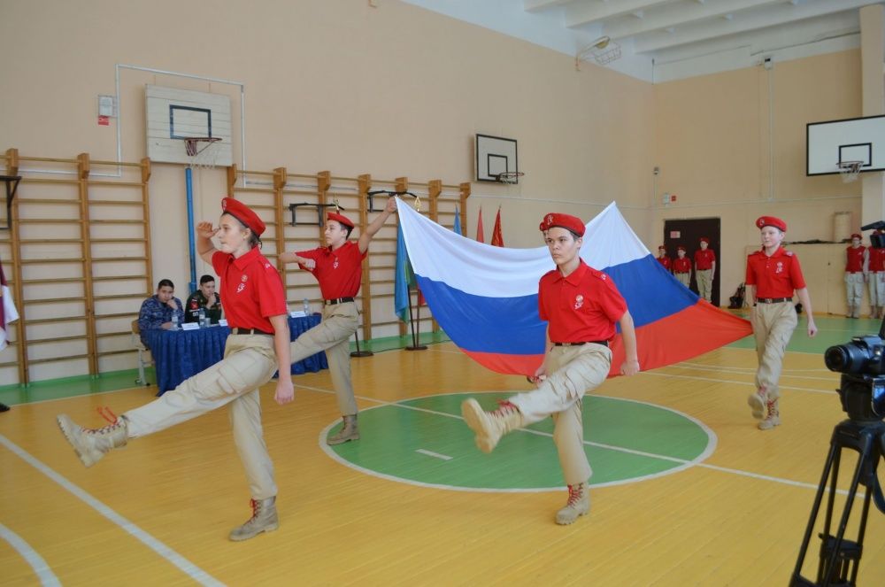 Кировские юнармейцы представляют российские стяги.