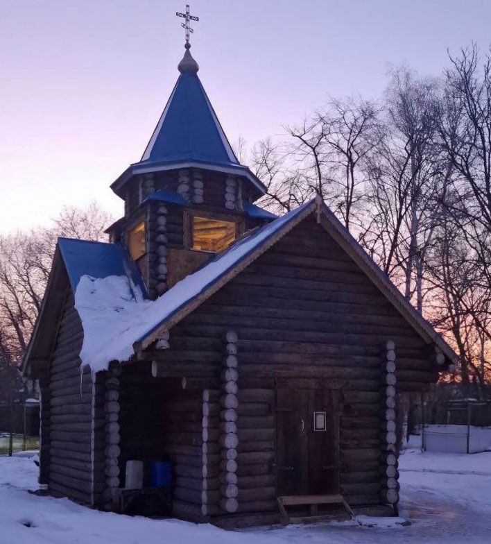 Вятские священники привезли в зону СВО часовню из Советска