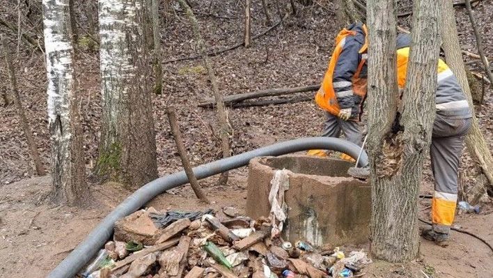 На Заводской устраняют утечку из колодцев