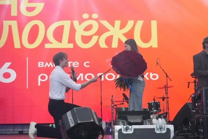 В День молодежи в Кирове прозвучали два заветных «Да»: как вокзал и сцена свели влюбленных