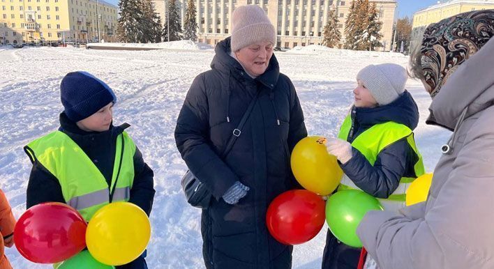 Сотрудники ГАИ подарили кировчанкам шарики и напомнили о безопасности на дорогах