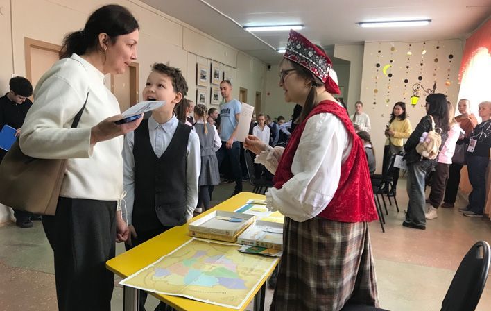 Ученики ВГГ создали ретроскоп для наблюдения видов старого города