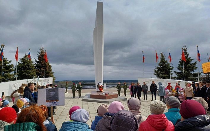 Кировчане споют у Вечного огня