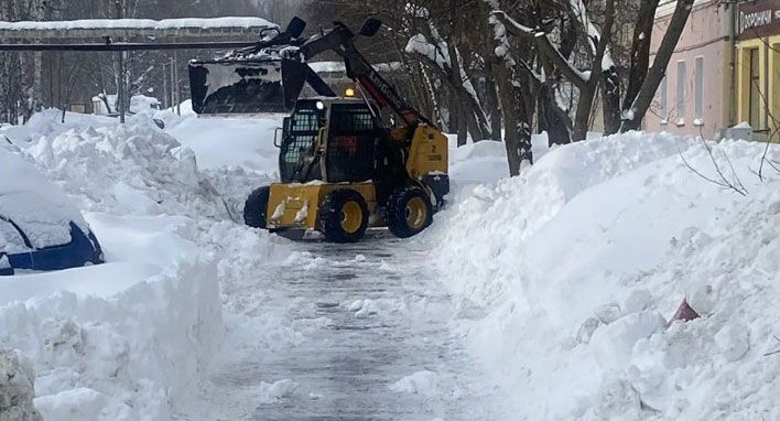 В Кирове чистят тротуары до асфальта