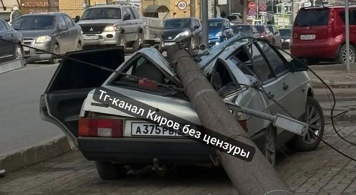 ДТП на Профсоюзной: люди не пострадали, упавший столб вернут на место 