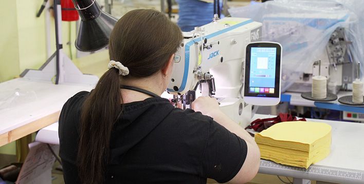 Швейная фабрика из Кирова продает головные уборы по всей России 