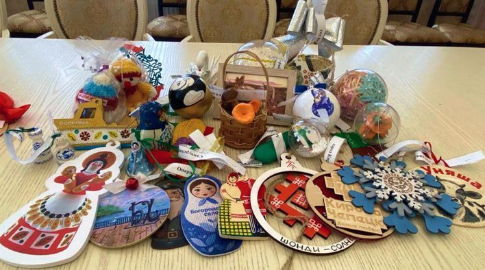 Елочные игрушки со Спасской передали в диораму