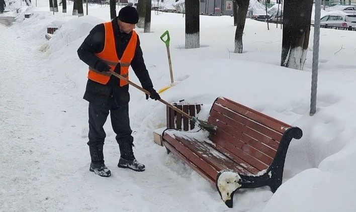 В Кирове чистят тротуары до асфальта