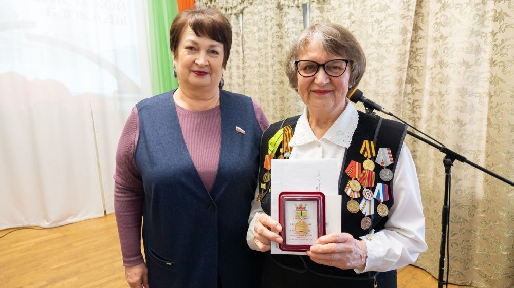 В Кирове вручили почетные знаки ветеранам-блокадникам.