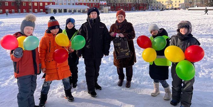 Сотрудники ГАИ подарили кировчанкам шарики и напомнили о безопасности на дорогах