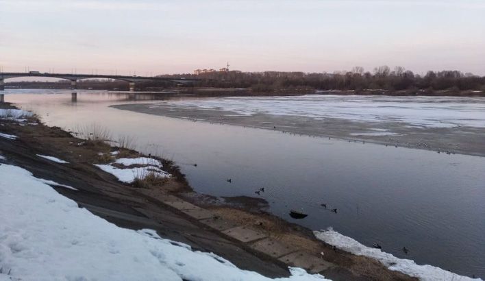 На Вятке у старого моста начались подвижки льда 