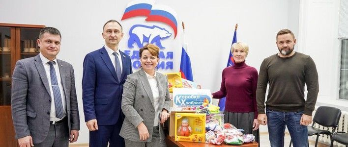 Глава города и депутаты передали подарки тяжелобольным детям