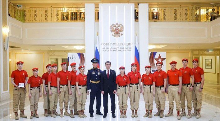 Кировский ветеран СВО Владислав Головин вручил награды юнармейцам