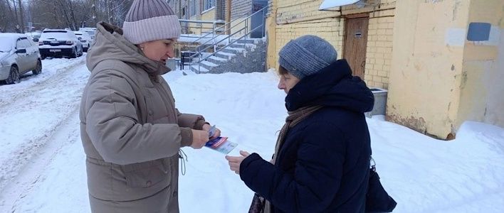 Кировчанам раздали памятки с правилами пользования пиротехники