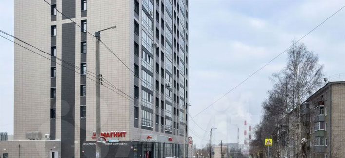 В Кирове на женщину упал снег с крыши 20-этажного дома