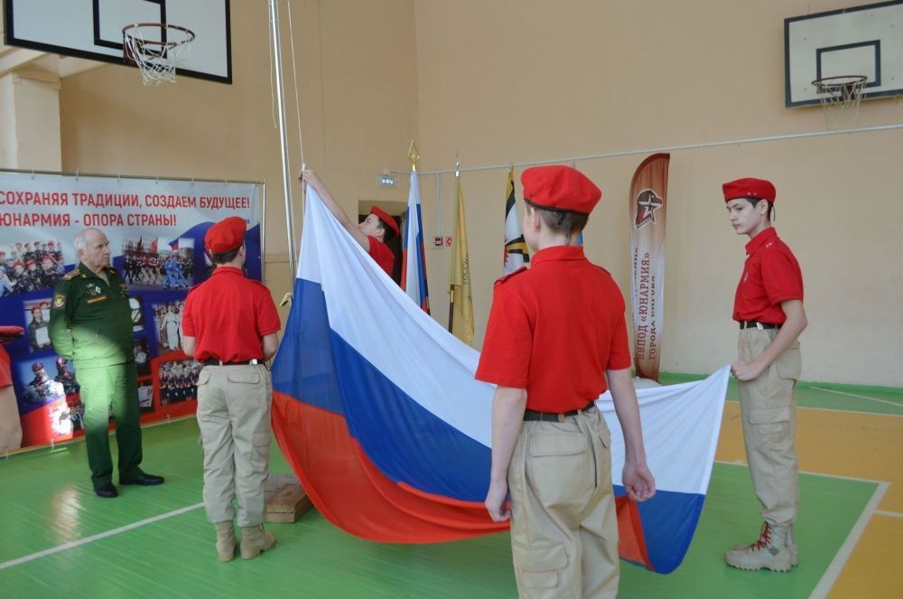 Кировские юнармейцы представляют российские стяги.