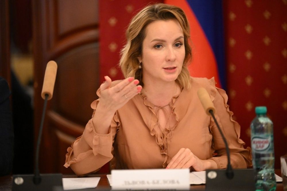 Жить в семье.