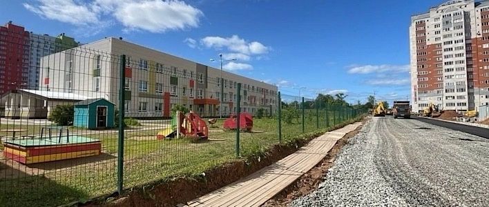 В Кирове продолжаются работы по асфальтированию дороги у детского сада