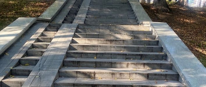 В скверах продолжаются работы по благоустройству