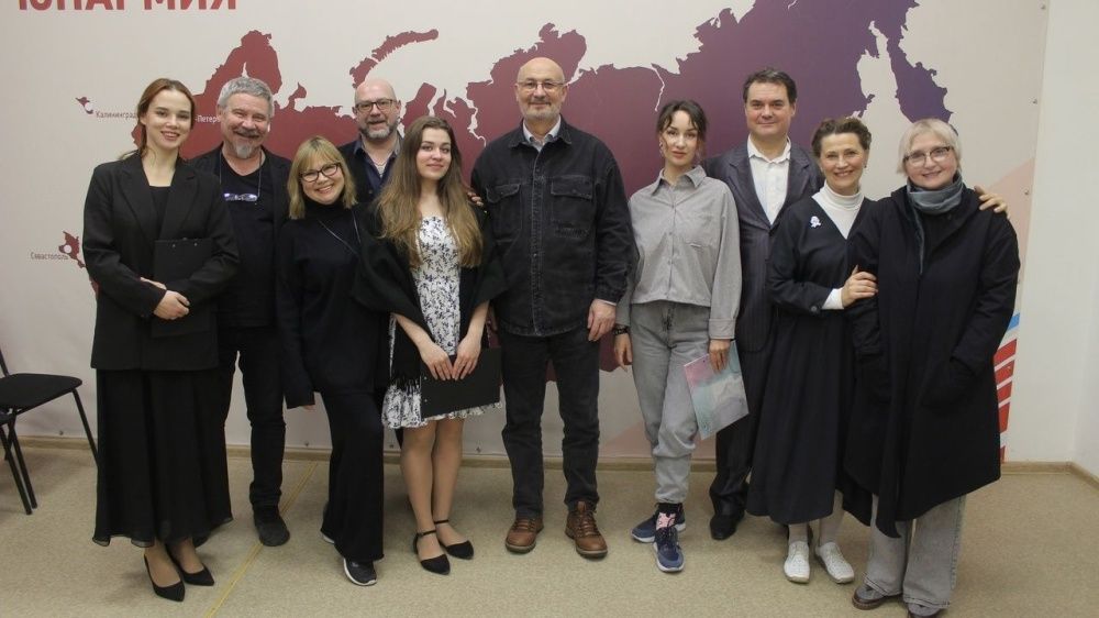 Артисты кировских театров прочли школьникам Толстого.