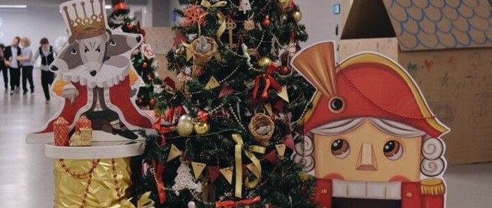 В лицее информационных технологий № 28 г. Кирова открылась новогодняя выставка ёлок 