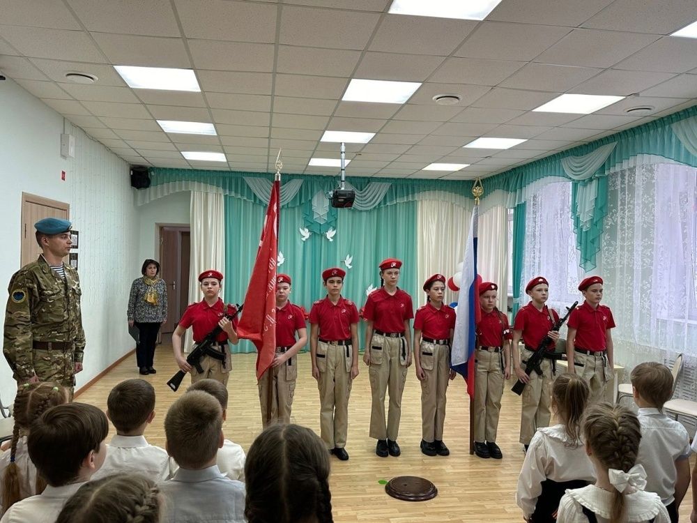 Юнармейцы рассказали дошколятам о подвиге Григория Булатова.