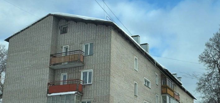 Кировчанам напомнили о правилах безопасности при сходе снега с крыш