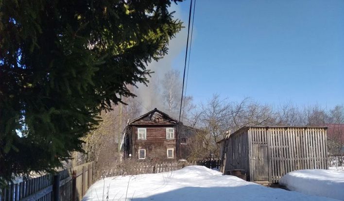 В поселке Ганино загорелся деревянный дом