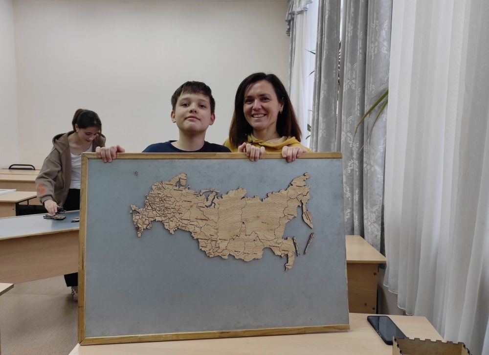 Семейная команда из Кирова собрала карту России за 62 секунды.