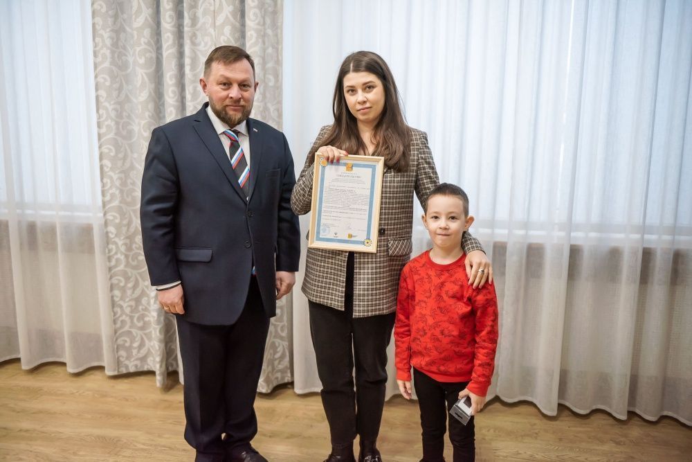 Молодым семьям вручили жилищные сертификаты.