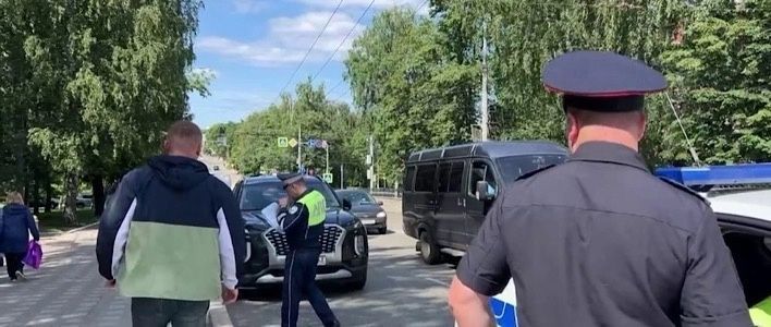 Автоинспекторы проверяют соблюдение правил парковки в Кирове