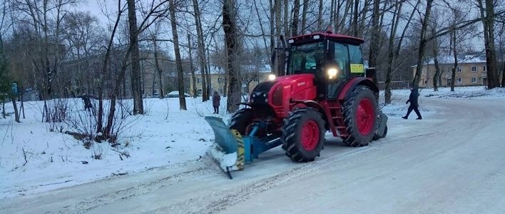 В Кирове дороги и тротуары очищают от снега и льда