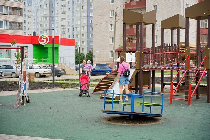 В Кирове открыли современную детскую площадку на улице Юровской