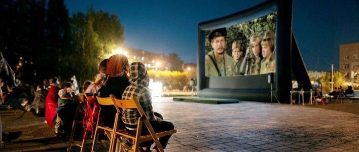 В Кирове реализуется проект «Уличный кинотеатр «Фильмы о Победе!»