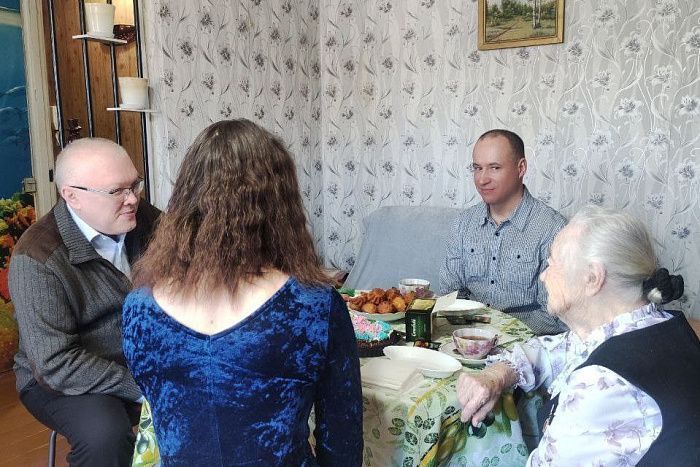 Губернатор Александр Соколов поздравил кировчанку со столетним юбилеем.
