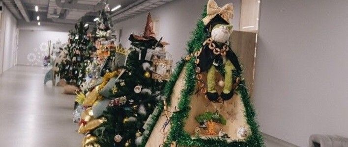 В лицее информационных технологий № 28 г. Кирова открылась новогодняя выставка ёлок 