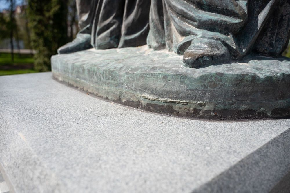 Памятник Петру и Февронии установили на новый постамент.